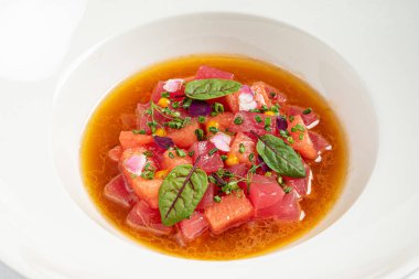 beyaz tabakta pancar çorbası