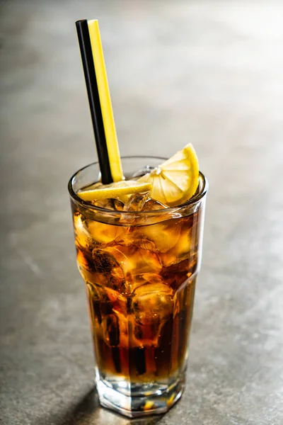 Νόστιμο Αλκοολούχο Παραδοσιακό Κοκτέιλ Στο Μπαρ — Φωτογραφία Αρχείου