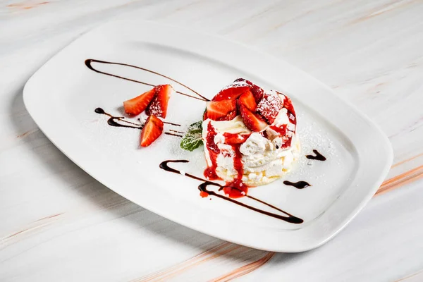 Postre Con Fresas Helado — Foto de Stock