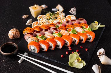 Siyah arkaplanda suşi var.