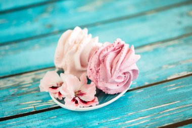 Güzel, lezzetli bir tatlı. Çiçek şeklinde Zephyr güller. 