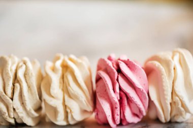 Güzel, lezzetli bir tatlı. Çiçek şeklinde Zephyr güller. 