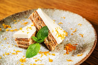 Krem peynirli havuçlu kek.