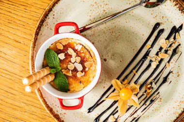 waffle ve physalis ile karamel tatlı