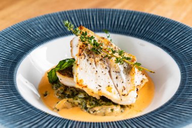 Kızarmış balık fileto. Sosu ve otlar ile cod