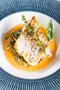 Kızarmış balık fileto. Sosu ve otlar ile cod