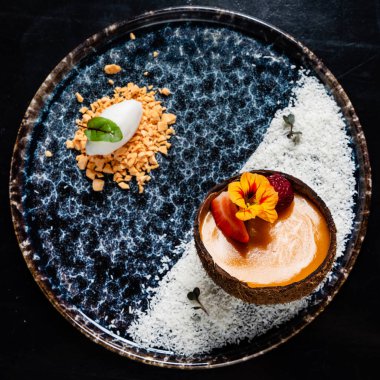 mango ve çilek ile hindistan cevizi tatlısı