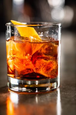 kokteyl barda, yakın çekim