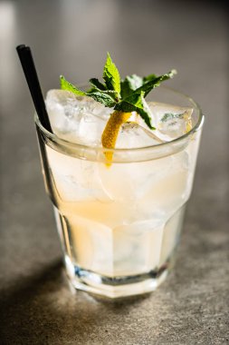 kokteyl barda, yakın çekim