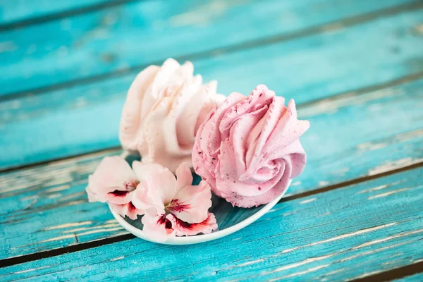 Heerlijk Dessert Zephyr Vorm Van Bloemen Rozen — Stockfoto