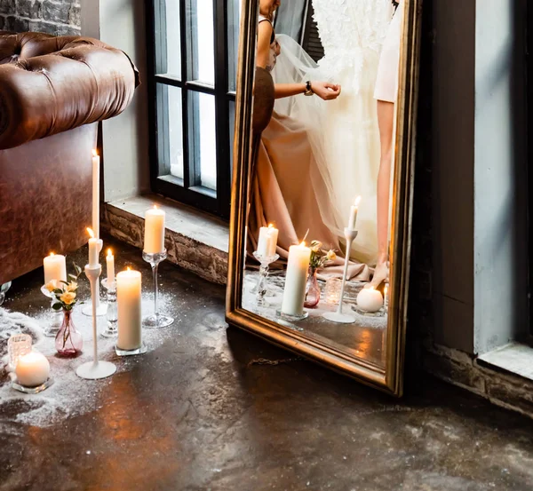 Mariée Est Debout Devant Miroir — Photo