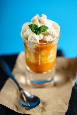 krem şanti ile tatlı yakın çekim