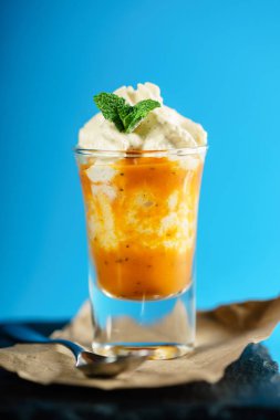 krem şanti ile tatlı yakın çekim