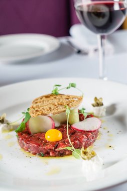 Tartar yumurta ile Dana, yakın çekim