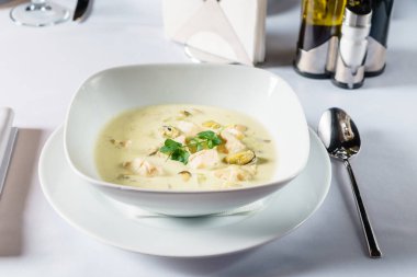 balık çorbası restoranda, yakın çekim