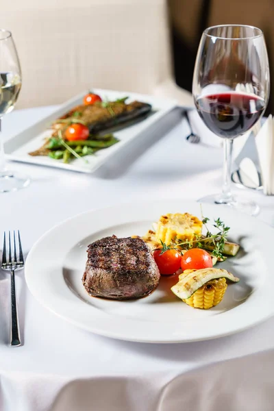 Steak Mit Gegrilltem Gemüse Aus Nächster Nähe — Stockfoto