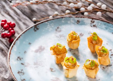 Mavi masada Noel mezeleri, yakın