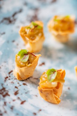 Mavi masada Noel mezeleri, yakın