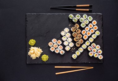 siyah arka plan üzerine ayarla suşi yakın çekim