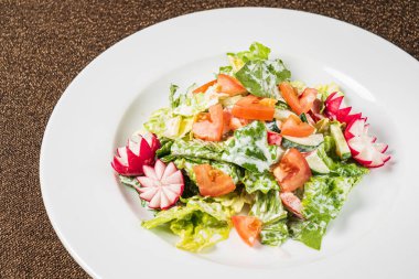 beyaz tabakta taze sebze salatası