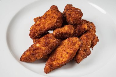 Tavuk külçeleri beyaz tabakta.