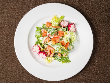 beyaz tabakta taze sebze salatası