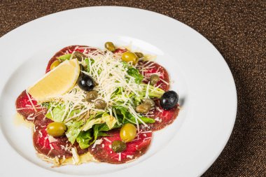 parmesan ve limon ile sığır carpaccio