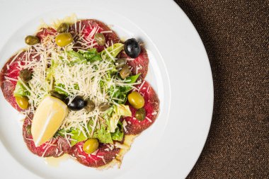 parmesan ve limon ile sığır carpaccio