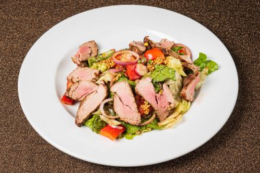 sığır etli ve sebzeli salata