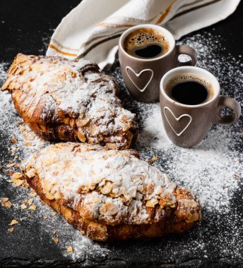 Siyah arka plan üzerine Bademli kruvasan