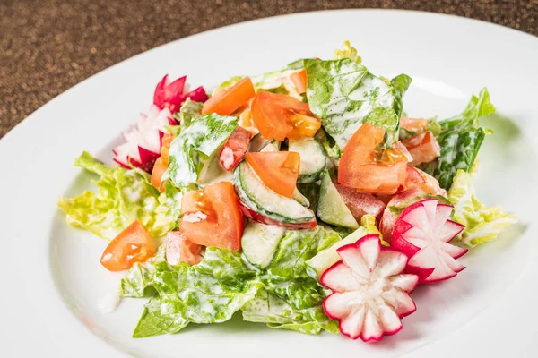 Beyaz Tabakta Taze Sebze Salatası — Stok fotoğraf