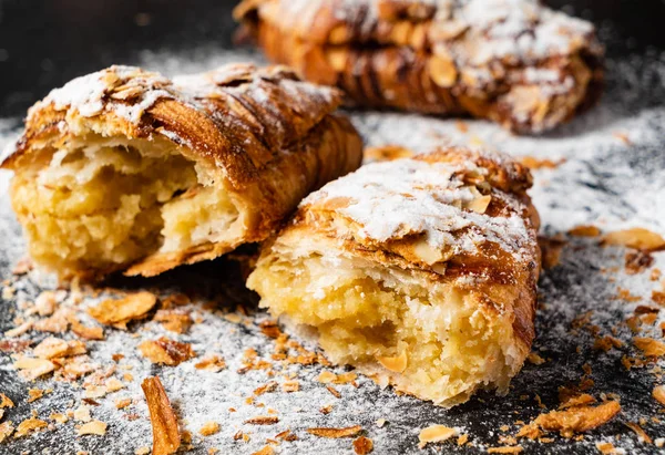 Croissants Con Almendras Sobre Fondo Negro — Foto de Stock