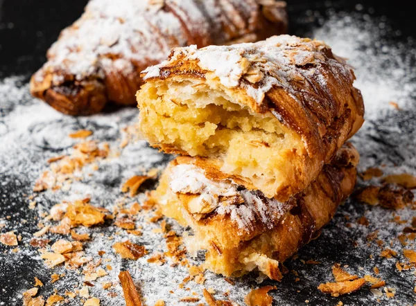 Croissants Aux Amandes Sur Fond Noir — Photo