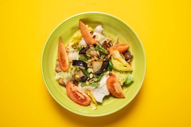 patlıcan ve mantar ile salata, yakın