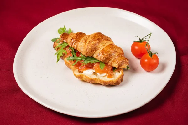 Croissant Met Gerookte Zalm Roomkaas — Stockfoto