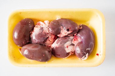 Beyaz arka planda koyun böbrekleri