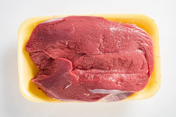 Carne Res Sobre Fondo Blanco — Foto de Stock