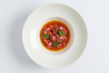 beyaz tabakta pancar çorbası