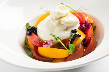 taze olgun domates ile burrata