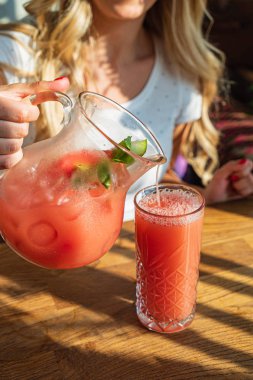 kafede karpuz sangria içme genç kadın