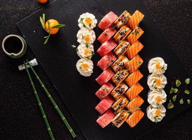 siyah arka plan üzerine ayarla suşi yakın çekim