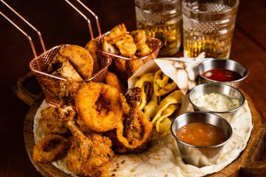 bira tabakası ahşap arka planda