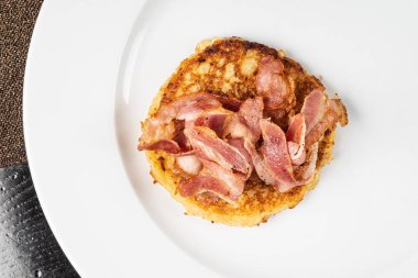 Patatesli krep beyaz tabakta