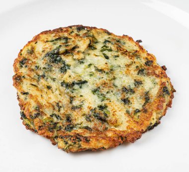 Patatesli krep beyaz tabakta