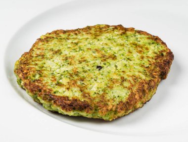 Patatesli krep beyaz tabakta