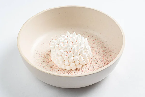 Meringue Met Mangosaus Witte Plaat — Stockfoto