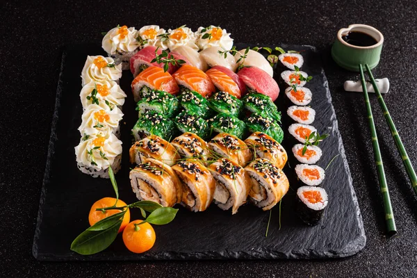 Sushi Sullo Sfondo Nero Primo Piano — Foto Stock