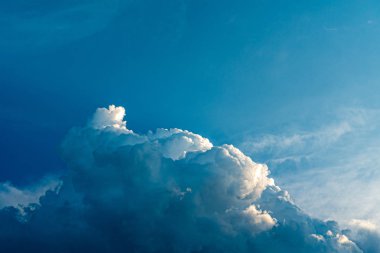 Bulutlar ve güneş, günbatımı ile mavi gökyüzü