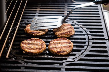 şef burger için ızgara pirzola yapma