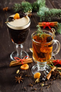 ahşap arka planda kış içecekleri